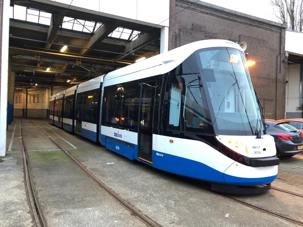 Nieuwe 15G tram in GVB blauw-wit remise 