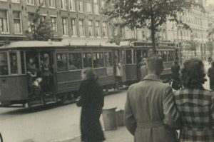 Wijttenbachstraat, 1943: een groep Joodse mensen wordt in een bewaakte tram van de Hollandsche Schouwburg naar het Muiderpoortstation gebracht. Foto uit het album van amateurfotograaf K.F.H. Bönnekamp. Beeld Verzetsmuseum Amsterdam